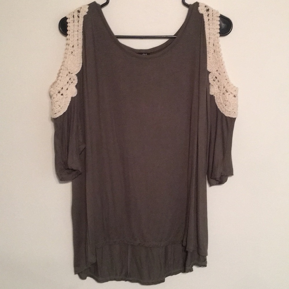 ❌SOLD❌  Cold shoulder top